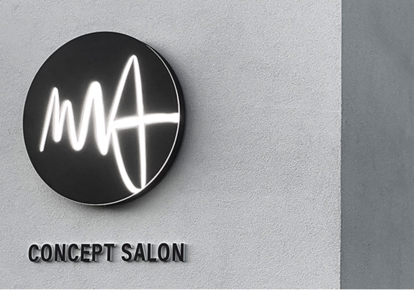 Insegna con logo del salone di parrucchiere Marco Ambrosi