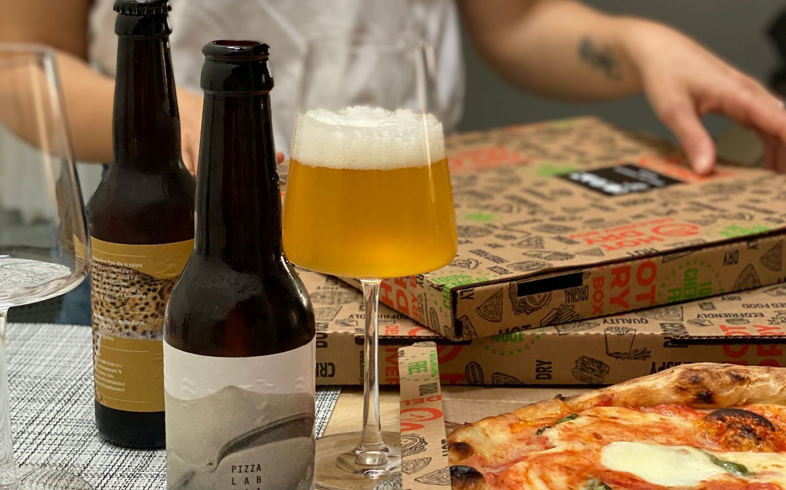 Birra e pizza su un letto
